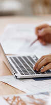 Professionnels analysant urgence recours juridique sur ordinateur
