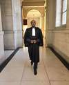 Avocat écrivant avec balance justice bureau carrière droit public
