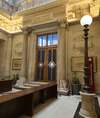 Trois professionnels discutant droit public dans un salon moderne