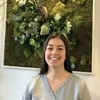 Portrait de Pauline souriante fond neutre