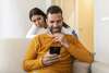 femme qui surprend son mari infidel sur son téléphone