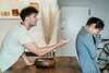 dispute de couple ou la femme est triste et l'homme pas content