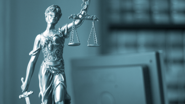 Réguler la pornographie générée par IA : défis juridiques et angles morts législatifs