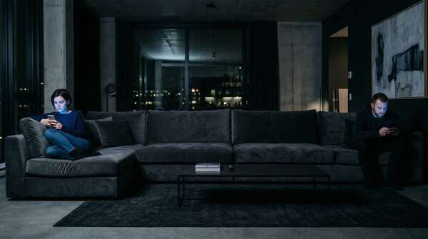 Réduire le scroll sur smartphone : pourquoi une interface plus sobre peut aussi améliorer la qualité de présence dans le couple