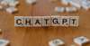 chat gpt ecrit sur des lettres scrabble 