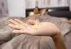 Femme consultant options de contraception post partum