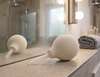 poire de lavement blanche sur lavabo pour nettoyage rectal