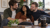 trois personnes assises illustrant nombre de relations et engagements