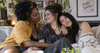 Trois femmes ensemble illustrant relation monogame et polyamour