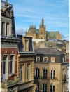 Salle de soins du cabinet de stomatologie à Metz, fauteuil et vue sur la ville