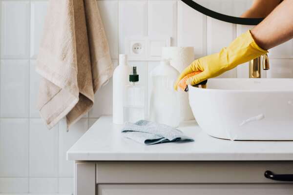 Frais de ménage en location saisonnière : comment bien les fixer pour vos séjours en Aveyron ?