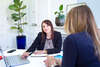 professionnels en formation collaborant dans un espace structuré