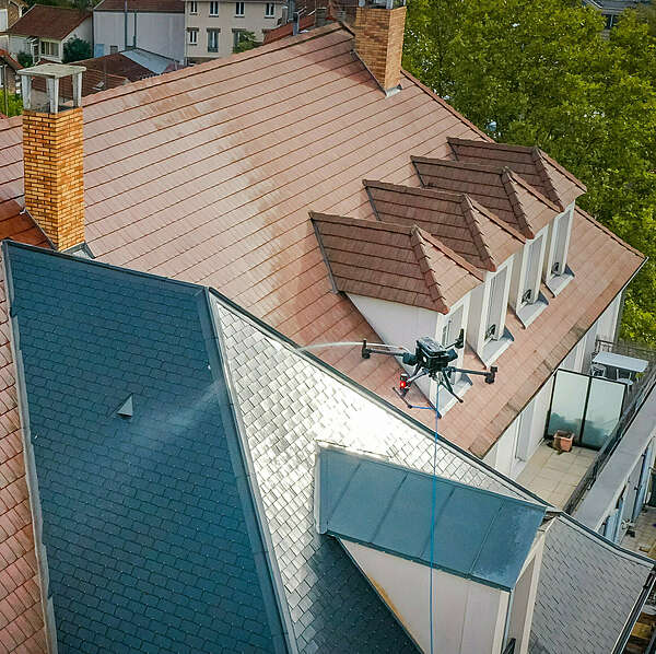 Révolutionnez le démoussage de toiture avec les drones