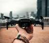 Drone en ville, illustrant les applications professionnelles en milieu urbain