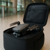 Drone rangé dans un sac de transport à l'aéroport