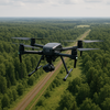 Drone de classe C6 en vol longue distance au-dessus d’une vaste forêt, illustrant les missions professionnelles spécialisées comme la surveillance de pipelines, l’inspection de réseaux électriques, l’observation environnementale et la sécurité civile.
