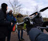 Homme tenant un drone dans un parc face à un groupe présent pour la formation télépilote drone de Vannes parc des sports Saint-Avé