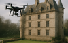 Drone réalisant une photogrammétrie 3D d’un château avec un overlay en wireframe