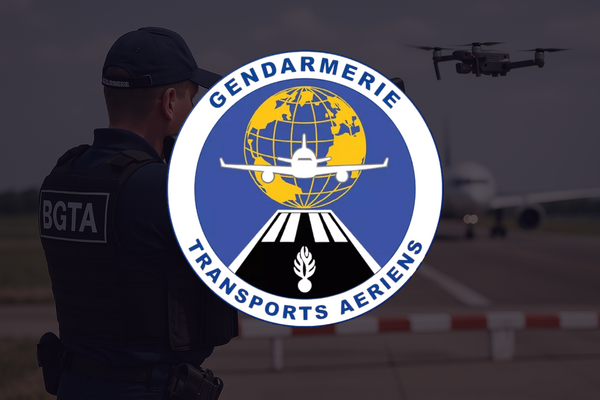 Gendarmes de la BGTA surveillant un drone près d’une piste d’aéroport pour assurer la sécurité aérienne 