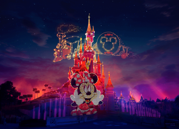 Drones lumineux créant des formes aériennes au-dessus du Château de Disneyland Paris