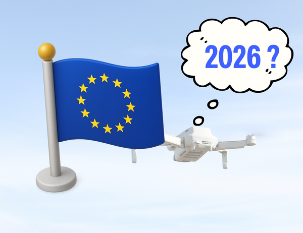 Image drone en vol dans le ciel bleu avec un drapeau de l'europe s'agitant au vent et une bulle de pensée indiquant un texte "2026 ?" représentant la réglementation drone 2026