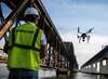 Drone professionnel inspectant une infrastructure sans mobiliser de véhicule ou d’engin lourd, illustrant la substitution à des moyens plus polluants