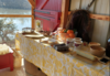 buffet convivial avec fouées chaudes et garnitures locales