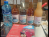bouteilles artisanales locales avec des verres à côté