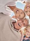 Sourires variés d'enfants adolescents et adultes heureux