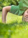 Un jeune garçon souriant