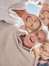Sourires variés d'enfants adolescents et adultes heureux