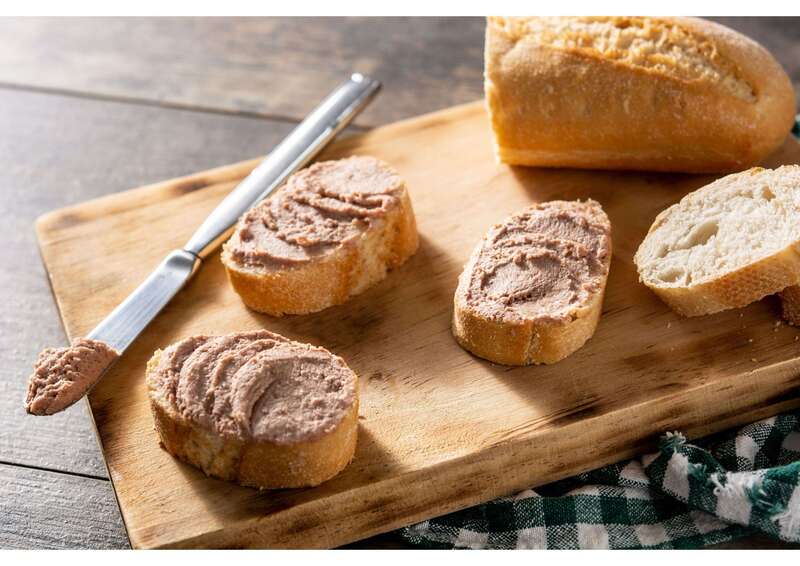 pain-grille-avec-pate-de-foie-de-porc-sur-table-en-bois