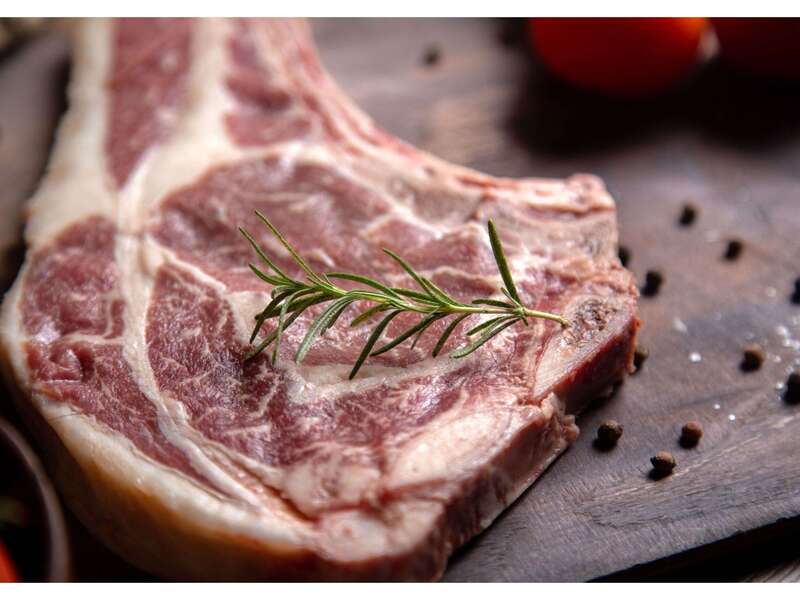 vue-rapprochee-avant-tranche-de-viande-crue-avec-des-tomates-rouges-fraiches-sur-la-surface-en-bois__1_