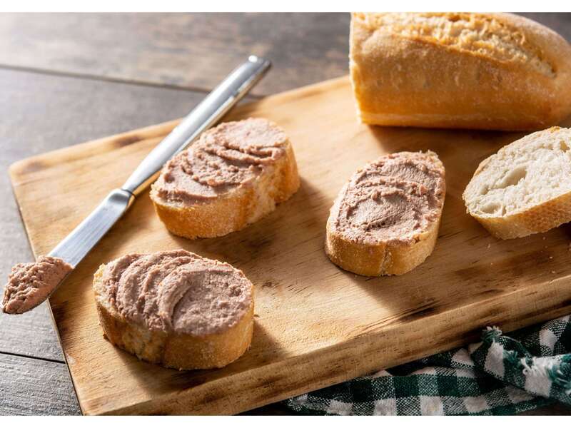 pain-grille-avec-pate-de-foie-de-porc-sur-table-en-bois