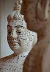 Praticien effectuant un shiatsu selon méthode holistique Hakko Ryu