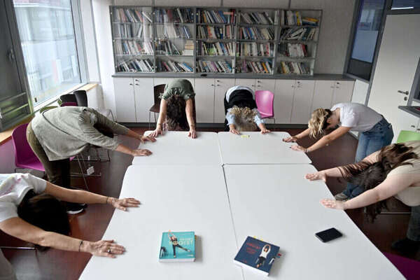 Assistante de direction dans un grand groupe de presse, elle s’est formée à la méthode Yogist Well At Work®