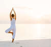 femme yoga plage soleil couchant