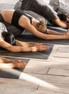 groupe pratiquant yoga en salle lumineuse
