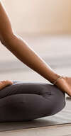 personne en méditation sur tapis de yoga dans un genou de pièce