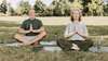 personne en posture de yoga dans un cadre naturel