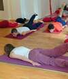 personne en posture de yoga sur un tapis avec un fond paisible