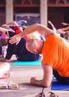 yoga en plein air avec étirements latéraux