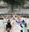 yoga en plein air, groupe méditatif en nature