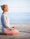 personne pratiquant yoga en pleine nature