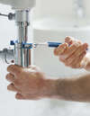 plombier en action sur une installation sanitaire