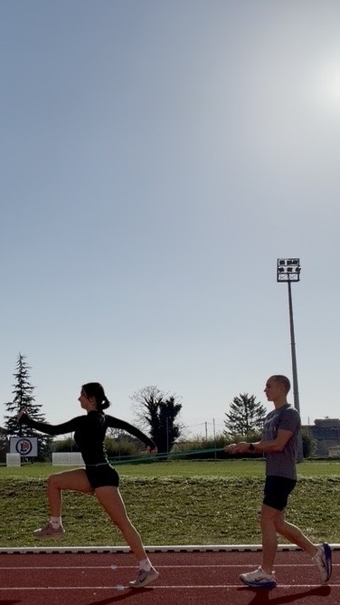 parcours sportif avec divers groupes d'âge en action