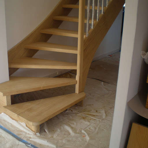 Escalier sur mesure dans un intérieur lumineux