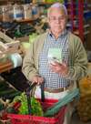 Un consommateur faisant des choix alimentaires en fonction des valeurs nutritionnelles.