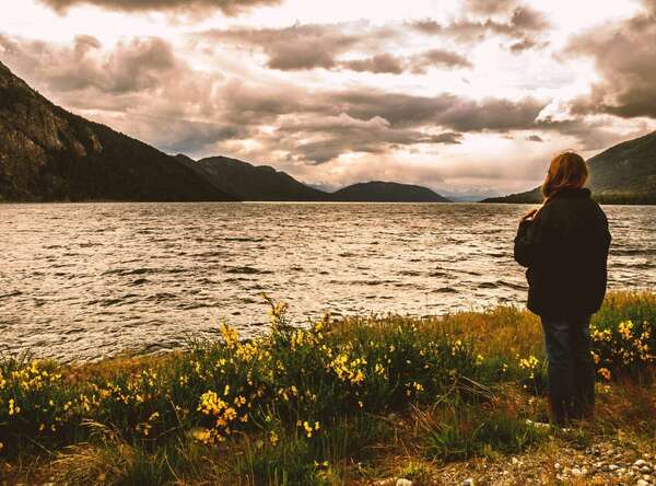 Femme sereine face à un paysage : symbole du cheminement à la ménopause