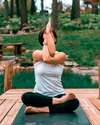 Femme en posture de méditation, sérénité à la périménopause et à la ménopause